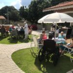 banho-de-sol-todos-a-mesa-no-jardim-com-guarda-sol